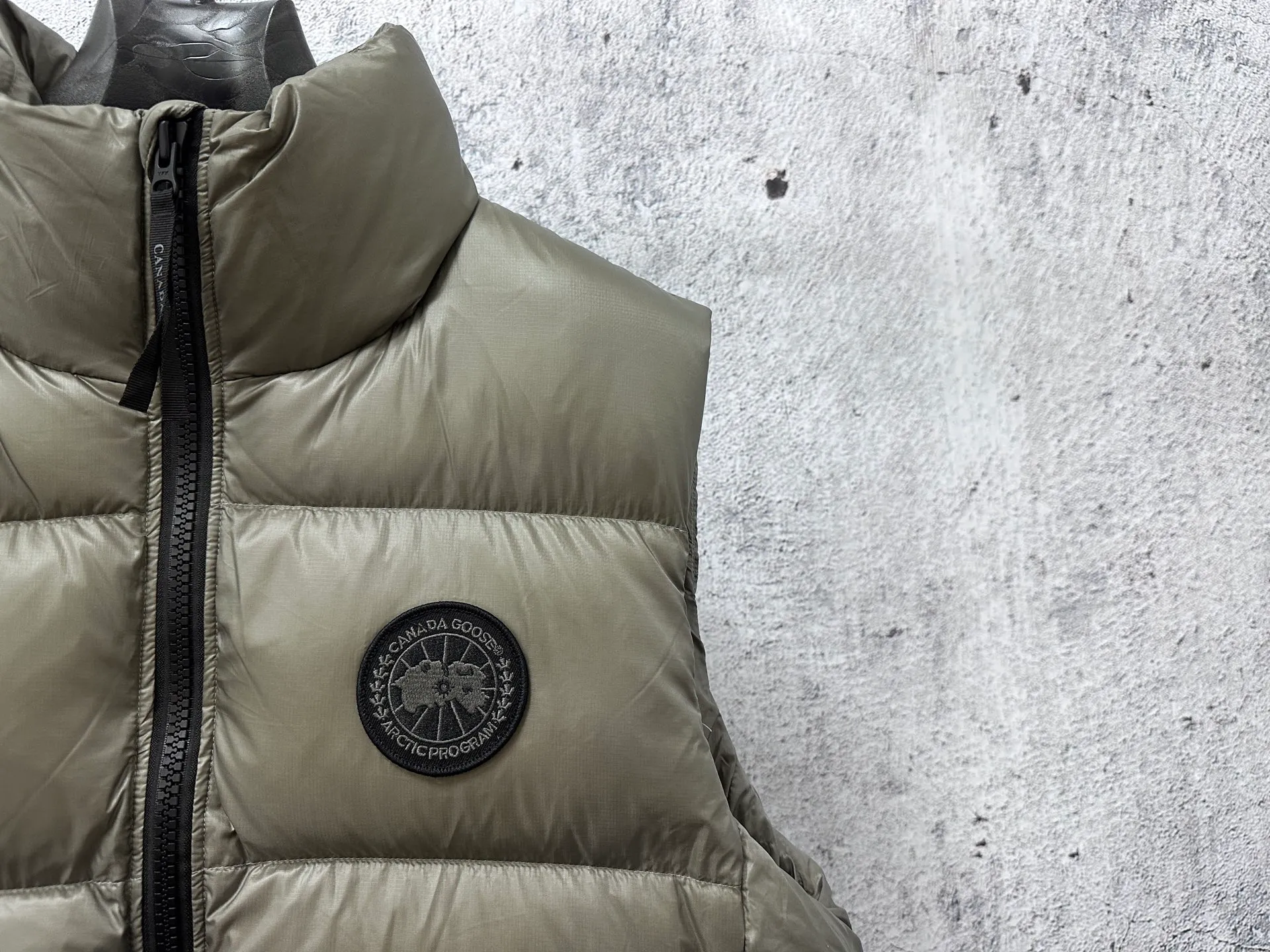 P560 [Canada Goose] Big Goose🦢Puff Down Vest has always been recognized as the warmest down jacket. Various Instagram celebrities, Internet celebrities, and celebrities often wear it for street photos. I make Canada Goose every year, but I still can't get rid of my love for it. No matter how cold the days are, there is no need to be afraid, because there is! Filled with 90% white duck down, it is the legendary warmest down jacket and is known as a must-have for Arctic outdoor sports! The most popular down jacket in the world, celebrities are rushing to buy it, it is a must-have! Size: XS-XL